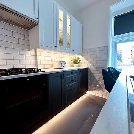 The Retreat - Large Luxury Apartment, Two Mins From Beach Борнмът Екстериор снимка