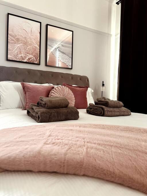The Retreat - Large Luxury Apartment, Two Mins From Beach Борнмът Екстериор снимка