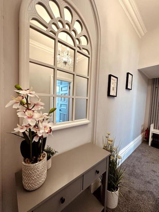 The Retreat - Large Luxury Apartment, Two Mins From Beach Борнмът Екстериор снимка