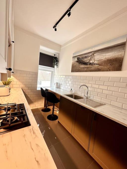 The Retreat - Large Luxury Apartment, Two Mins From Beach Борнмът Екстериор снимка