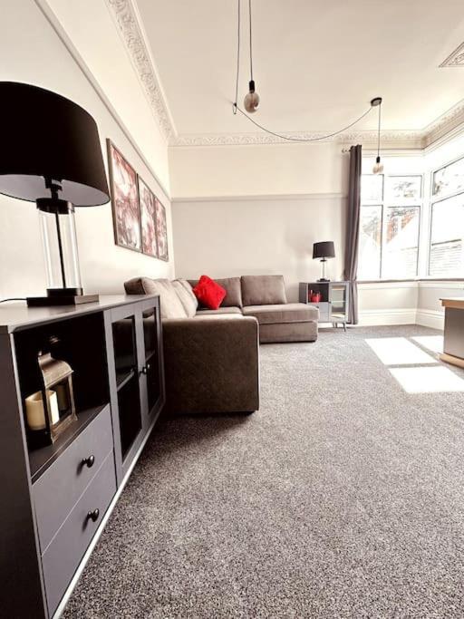 The Retreat - Large Luxury Apartment, Two Mins From Beach Борнмът Екстериор снимка