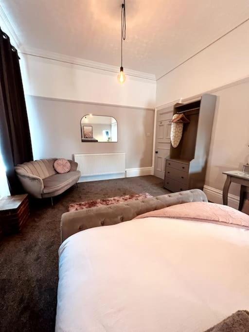 The Retreat - Large Luxury Apartment, Two Mins From Beach Борнмът Екстериор снимка