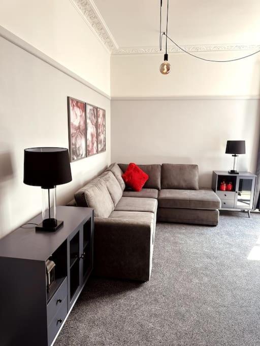 The Retreat - Large Luxury Apartment, Two Mins From Beach Борнмът Екстериор снимка