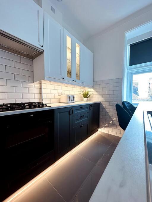 The Retreat - Large Luxury Apartment, Two Mins From Beach Борнмът Екстериор снимка