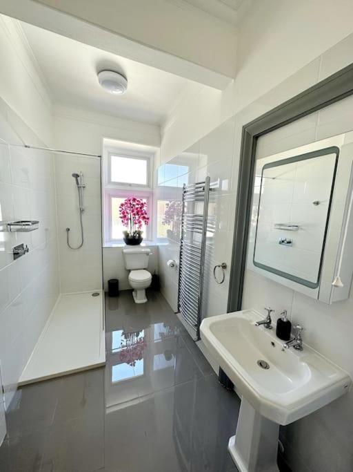 The Retreat - Large Luxury Apartment, Two Mins From Beach Борнмът Екстериор снимка